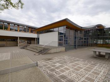 Eingangsbereich der Heinrich-Böll-Gesamtschule in Bornheim-Merten