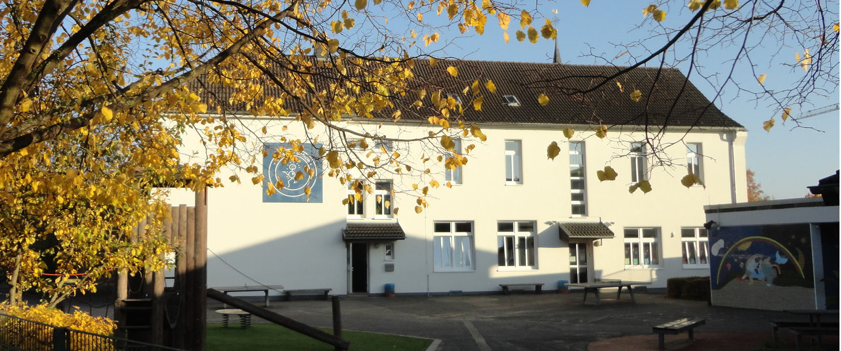 Schulhof und Gebäude der Markus-Schule in Rösberg